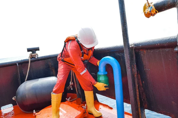 Denizci sanayi gemisinde onarım yapıyor.