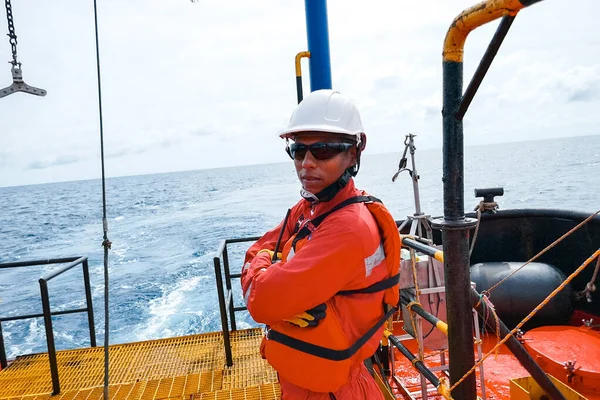 Морской Инженер Стоящий Палубе Промышленного Судна — стоковое фото