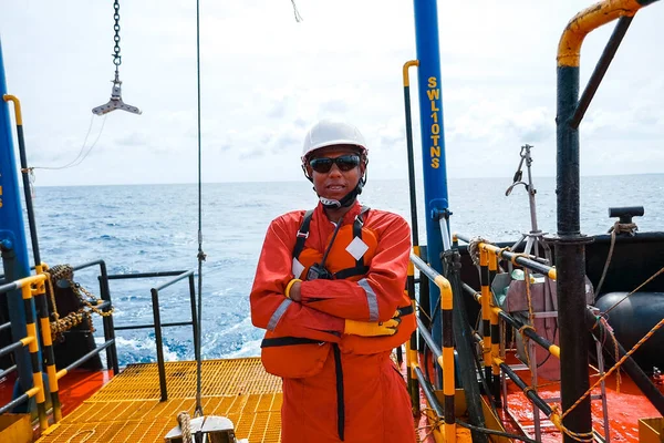 Морской Инженер Стоящий Палубе Промышленного Судна — стоковое фото
