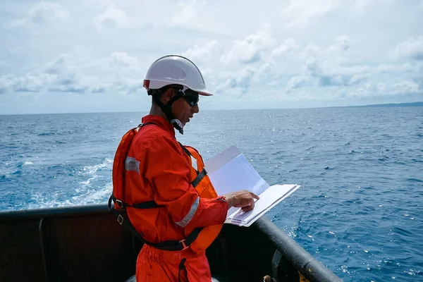 Офицер Безопасности Стоящий Промышленном Корабле Одетый Комбинезон Шлем Защитные Очки — стоковое фото