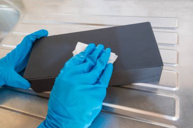 Aldıktan sonra elleri yiyecekleri dezenfekte ediyor. virüs önleme