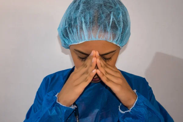 Retrato Una Joven Enfermera Que Parece Infeliz Cansada — Foto de Stock