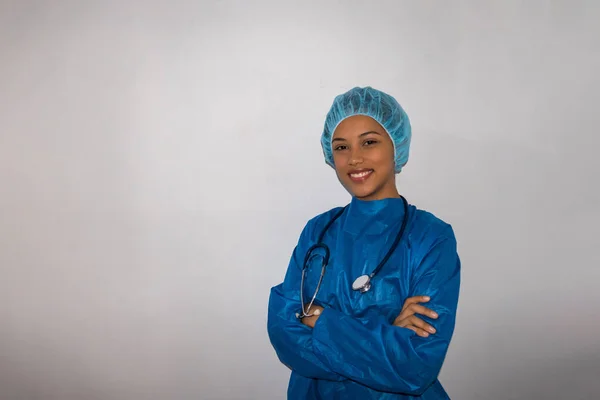 Una Enfermera Feliz Médico Una Clínica Hospitalaria Aislada Sobre Fondo — Foto de Stock