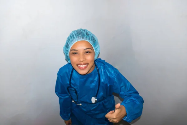 这位兴奋 大拇指向上的护士 女护士或年轻的医学专业人员 学生笑着 被白色背景隔离 — 图库照片