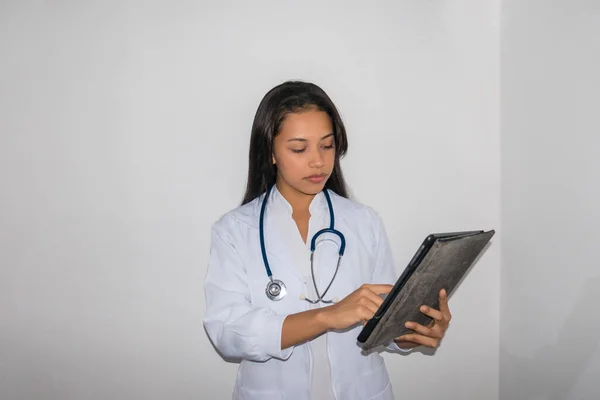 Hermosa Doctora Enfermera Sosteniendo Una Tableta Aislada Sobre Fondo Blanco — Foto de Stock