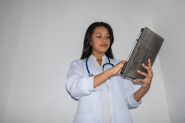 Médico Enfermero Revisando Historias Clínicas Aisladas Sobre Fondo Blanco — Foto de Stock