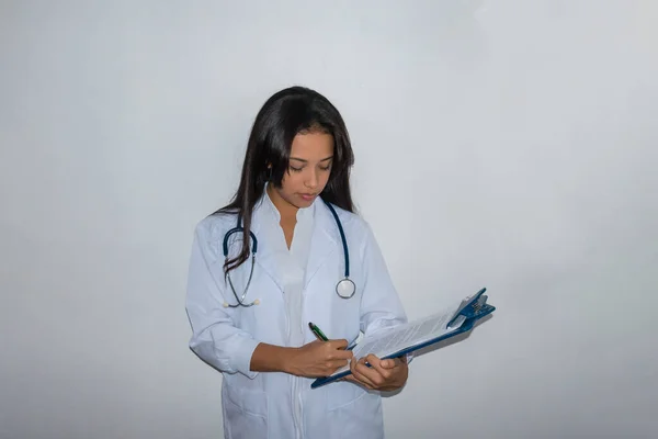 Arzt Überprüft Patientendaten Führt Krankenakten — Stockfoto