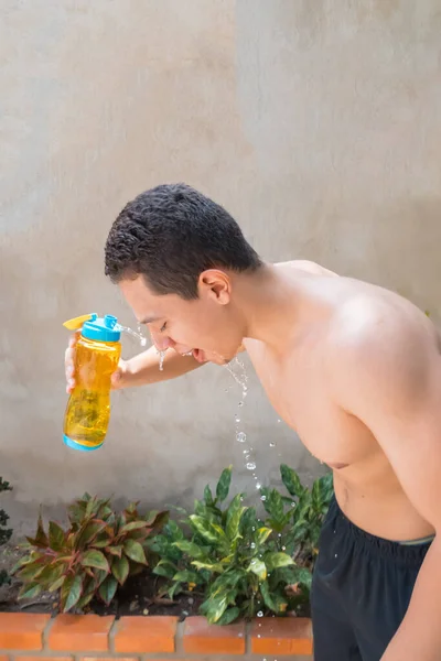 Jovem Atleta Hidratar — Fotografia de Stock