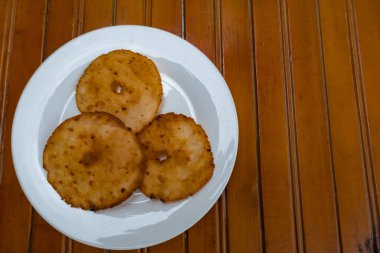 Peynirli ve anasonlu mısır unu arepas. Sıcak yemek için hazır. Kolombiya mutfağı