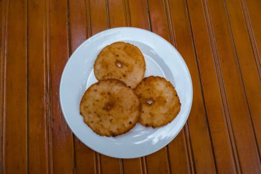 Geleneksel Kolombiya tatlı arepasının hazırlanması: anason içeren rerepalar