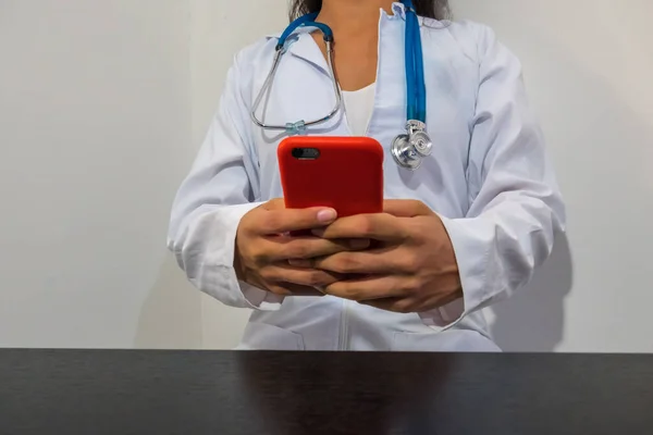 Médico Usando Smartphone Sobre Mesa Habitación Del Hospital Telemedicina Videoconferencia — Foto de Stock
