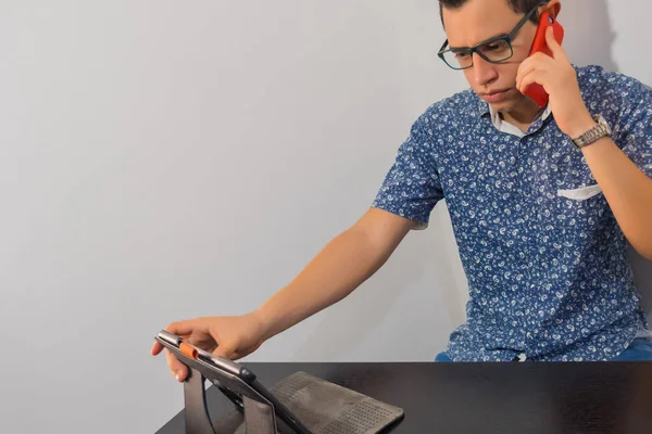 Hombre Joven Que Utiliza Tableta Lugar Trabajo Casa —  Fotos de Stock