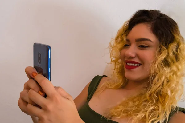 Uma Jovem Com Lábios Vermelhos Maquiagem Sorriso Deslumbrante Cabelo Ondulado — Fotografia de Stock