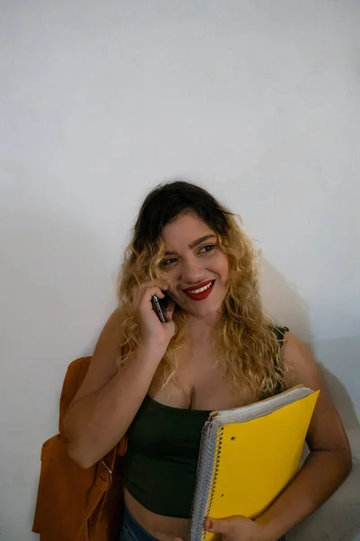 Belle Latina Vêtue Chemisier Vert Aide Smartphone — Photo