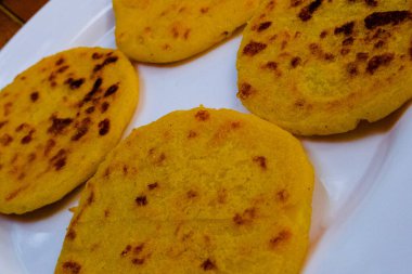 Mısır hamuru arepaları ya da pişmiş un. Kolombiya ve Venezuela mutfağı.