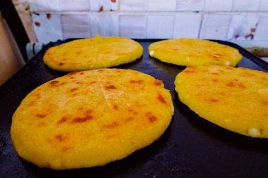Tipik Kolombiya yemekleri 'arepa asada' Kolombiya mutfağı. Yerden yapılmış mısır ve beyaz peynir. Tipik Venezuela mutfağının bir başka versiyonu.