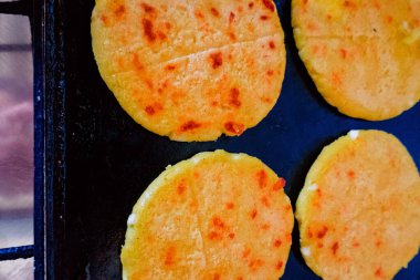 Kare ızgarada kızartılmış geleneksel Kolombiya arepa yemeği.