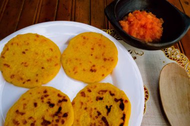 Kolombiya arepası, ülkenin tipik yemeği.