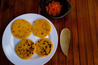 Kolombiya Hogao soslu bir tabak arepas (pişirilmiş domates ve soğan). Kolombiya mutfağı