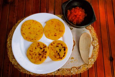 Kolomb Hogao sosu (pişirilmiş domates ve soğan) ve ahşap kaşık. Kolombiya mutfağı