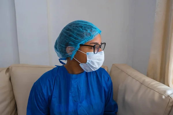 戴口罩以保护自己不受病毒感染的悲伤的医生或护士 保健和流行病的概念 — 图库照片