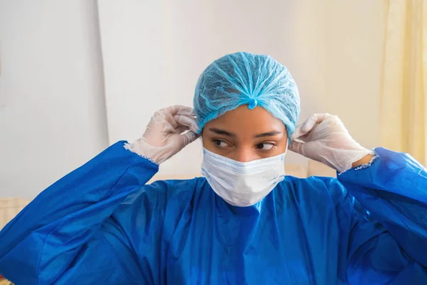 Krankenschwester Setzt Eine Schutzmaske Auf Infektionen Während Der Arbeit Verhindern — Stockfoto