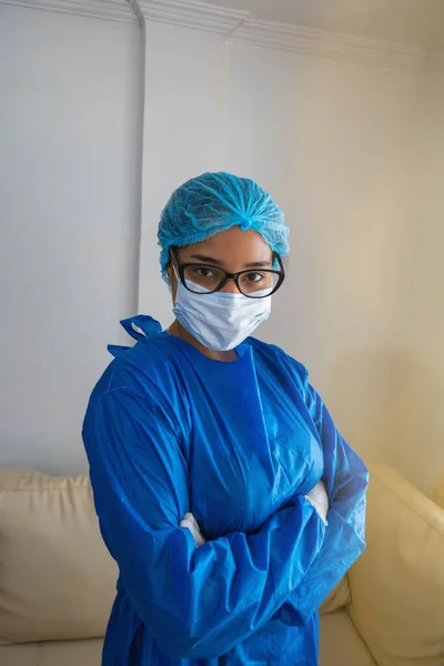 带无菌口罩和手套的年轻护士 为2019 2019年大流行病做准备 — 图库照片
