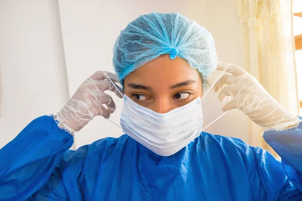 Asistentka Ošetřovatelky Chrání Před Infekcemi Pomocí Masky Proti Koronaviru Globální — Stock fotografie