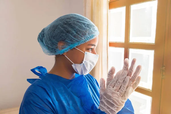 Krankenschwester Applaudiert Durch Krankenhausfenster — Stockfoto