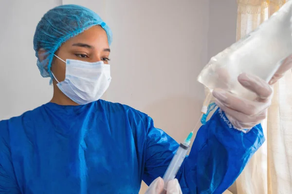 Junge Krankenschwester Mit Maske Und Händen Handschuhen Die Sich Auf — Stockfoto