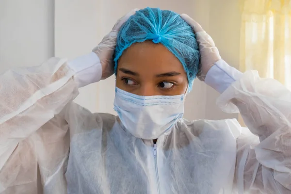 Rozrušená Sestra Nosí Ochranné Pracovní Oděvy Zatímco Drží Hlavu Bolestech — Stock fotografie