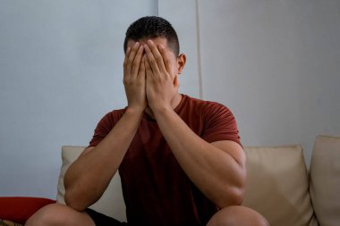 Kanepede oturan bunalımlı adam