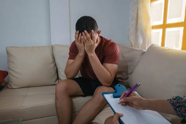 Hasta, muayene edilmek üzere psikiyatrist tarafından ziyaret edilir.