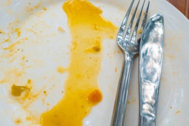 Güveçten sonra boş ve kirli tabak