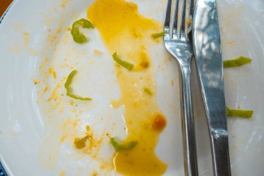 Yemekten sonra tabakta lekeler var.