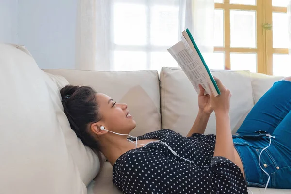 Mujer Joven Tumbada Bajo Luz Del Sol Sofá Leyendo Libro —  Fotos de Stock