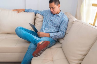 Adam son dakika haberlerini okuyor. İnternet bağlantısı kavramı