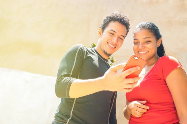 Zwei Läufer Überprüfen Leistungen Handy App — Stockfoto