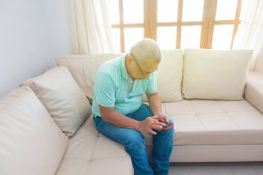 Son sınıf öğrencisi evde mesaj yazıyor.