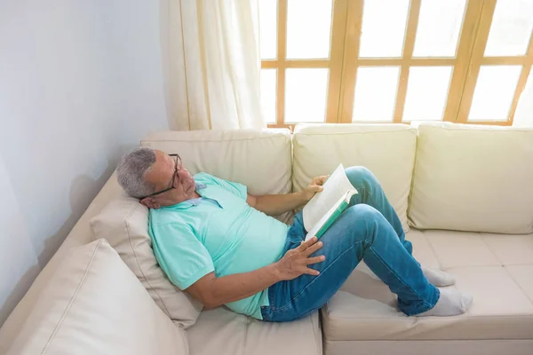 Old Man Reading Book Couch — Stock Photo, Image