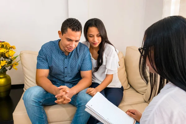 Genç çift danışmanla buluşuyor.