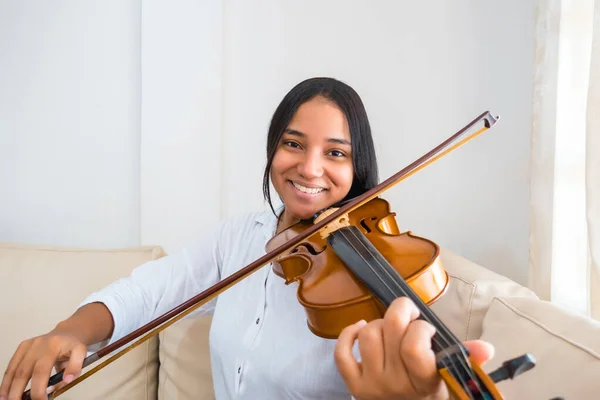 Eine Hübsche Junge Latina Teenagerin Spielt Geige Nahaufnahme — Stockfoto
