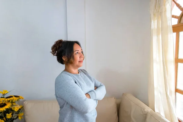 Mujer Madura Feliz Pie Junto Ventana Con Los Brazos Cruzados —  Fotos de Stock