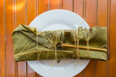Buharda pişmiş muz yapraklı Kolombiyalı tamale.