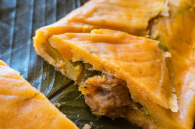 Hallaca ikiye bölündü. Aralık 'ta muz yapraklarıyla servis edilir.