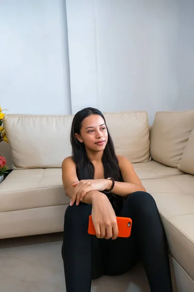 Mujer Deportiva Sonriendo Usando Teléfono Inteligente Casa —  Fotos de Stock