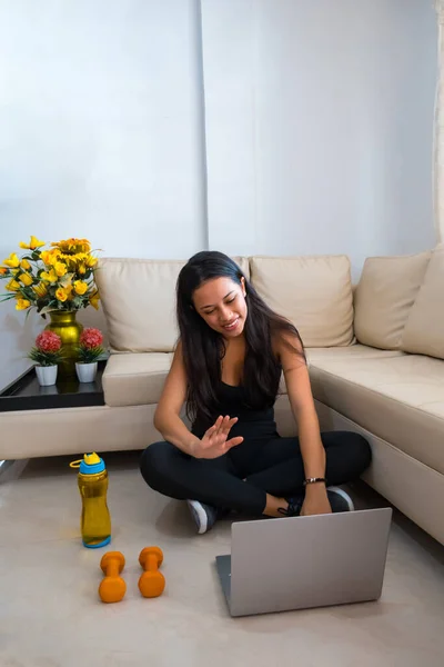 Kobieta Ćwiczy Online Laptopem Podczas Samoizolacji Swoim Życiu — Zdjęcie stockowe