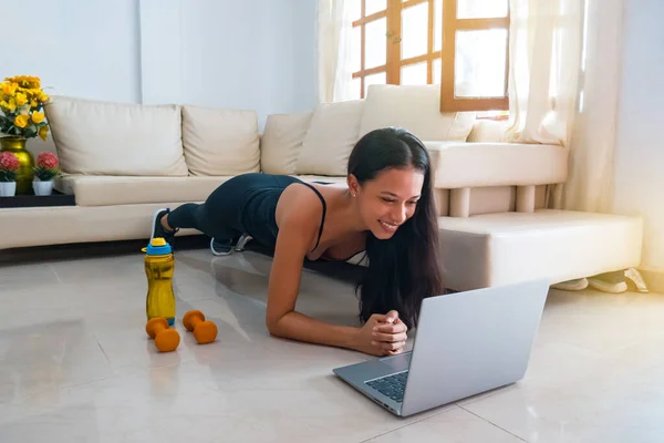 Inner Image Beautiful Young Woman Shape Leaning Her Arms Watching — Stock Photo, Image