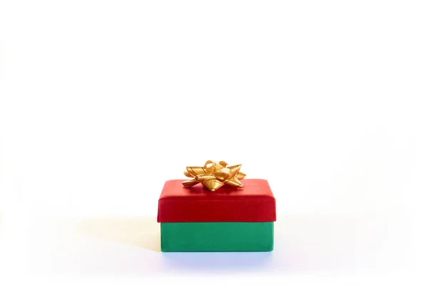크리스마스 상자는 흰색 바탕에 — 스톡 사진