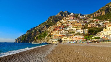 Positano kıyıları görünümü